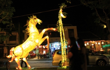 Chọn mô hình tượng ngựa trang trí đẹp, ấn tượng và phong thủy