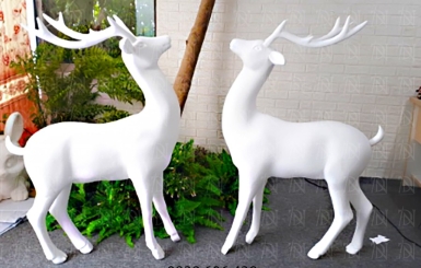Trang trí giáng sinh với tượng tuần lộc bằng mút xốp